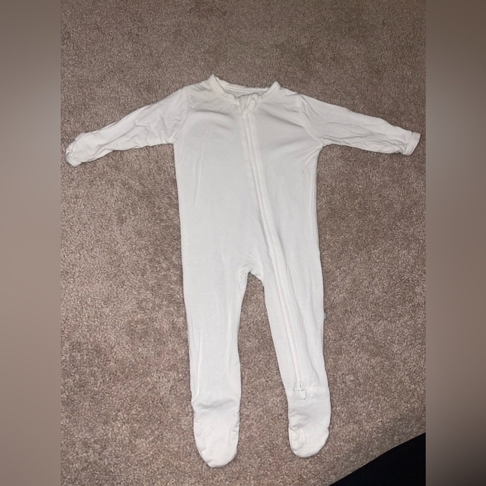 0-3 month  worn only a couple of times my baby grew out of it pretty quick!